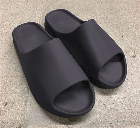 adidas yeezy slide size.